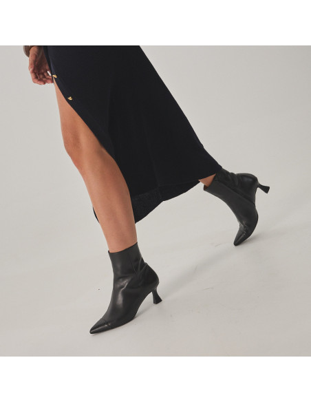 Jimena black leather pointed-toe ankle boot, perspective view, slightly tilted image - MONPIEL Jimena black leather pointed-toe ankle boot, perspective view, slightly tilted image - MONPIEL