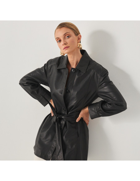 Black leather trench coat, front view, model with hands on waist - MONPIEL