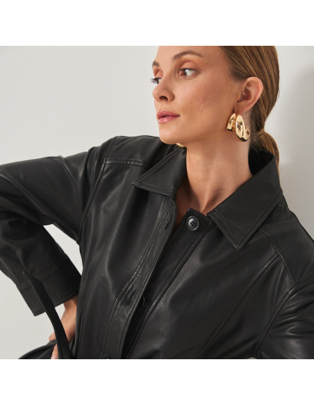 Black leather trench coat, close-up detail of the collar - MONPIEL