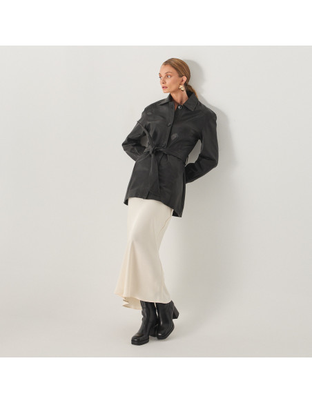 Black leather trench coat with perspective view, full shot of model leaning against the wall - MONPIEL