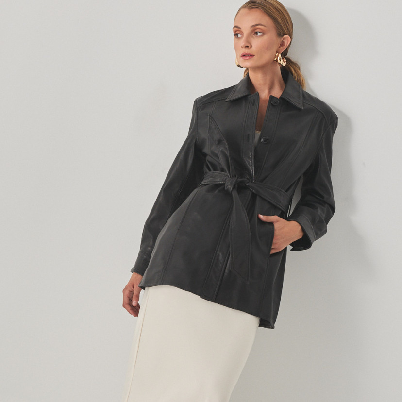 Schwarzer Ledertrenchcoat