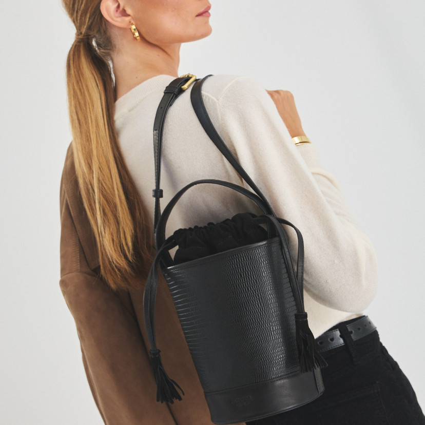 Bolsa bucket redonda pequena de couro em cor de serpente preta, pendurada nas costas - MONPIEL