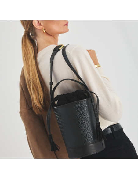 Piccola borsa a secchiello rotonda in pelle con stampa serpente nera, appesa sulla schiena - MONPIEL