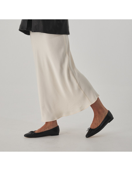 Manolita flat ballerina with stylized toe in black, side view of steps, mid shot - MONPIEL Manolita flat ballerina with stylized toe in black, side view of steps, mid shot - MONPIEL