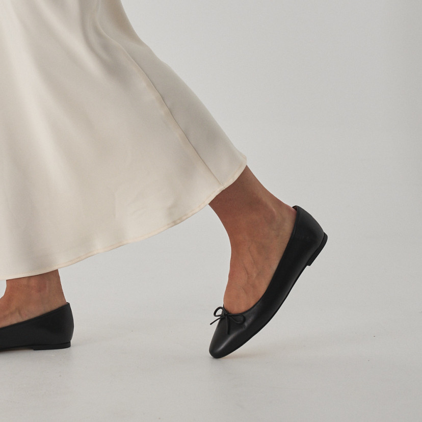 Manolita flat ballerina with stylized toe in black, close-up view of steps - MONPIEL