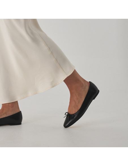 Manolita flat ballerina with stylized toe in black, close-up view of steps - MONPIEL Manolita flat ballerina with stylized toe in black, close-up view of steps - MONPIEL