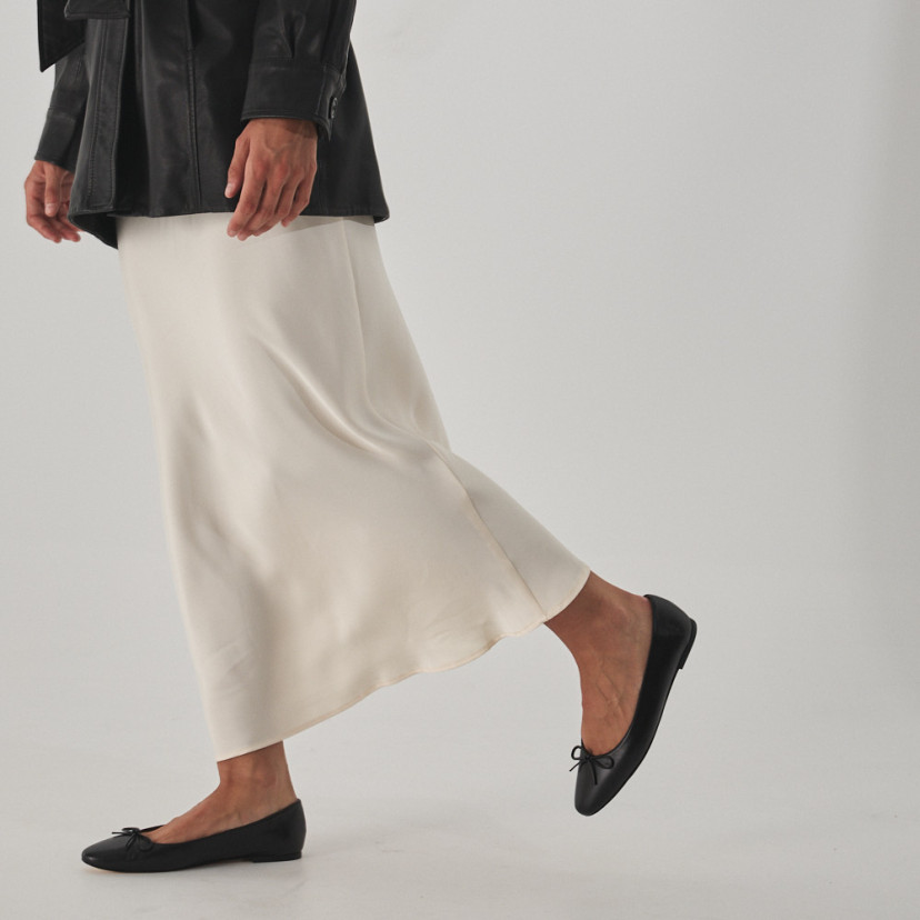 Manolita flat ballerina with stylized toe in black, mid shot of steps with perspective view - MONPIEL