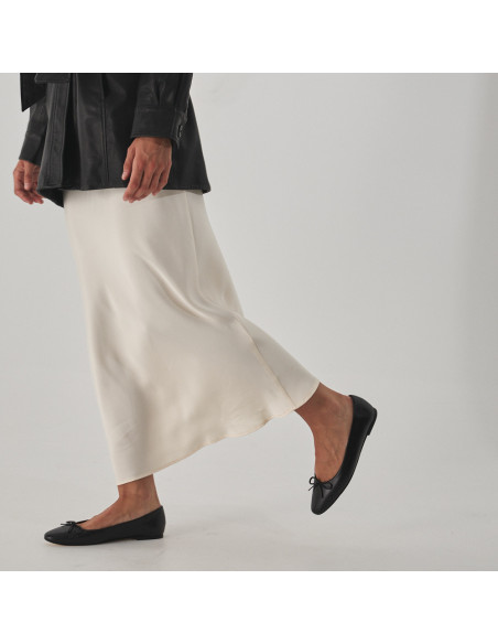 Manolita ballerina with pointed toe in black, medium shot while walking with perspective view - MONPIEL Manolita ballerina with pointed toe in black, medium shot while walking with perspective view - MONPIEL