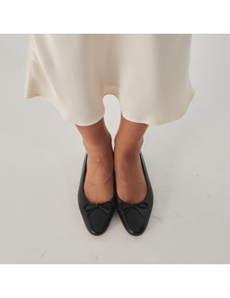 Manolita flat ballerina with stylized toe in black, overhead view close-up - MONPIEL