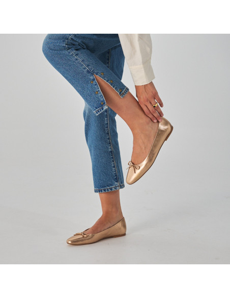 Manolita flat ballerina with stylized toe in metallic color, side view, bent knee close-up - MONPIEL Manolita flat ballerina with stylized toe in metallic color, side view, bent knee close-up - MONPIEL