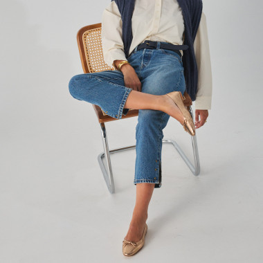 Bailarina manolita punta estilizada en color negro con vista en perspectiva, apoyada en piedra en primer plano - MONPIEL 2