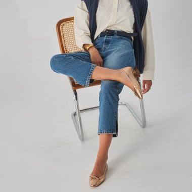 Bailarina manolita de ponta estilizada na cor preta, vista em perspectiva, apoiada sobre uma pedra em primeiro plano - MONPIEL 2