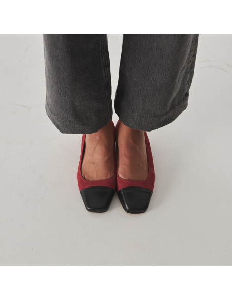 Sapato feminino com ponta quadrada de couro em rosa camurça e bico preto, colocado sobre a modelo com vista de cima - MONPIEL Sapato feminino com ponta quadrada de couro em rosa camurça e bico preto, colocado sobre a modelo com vista de cima - MONPIEL