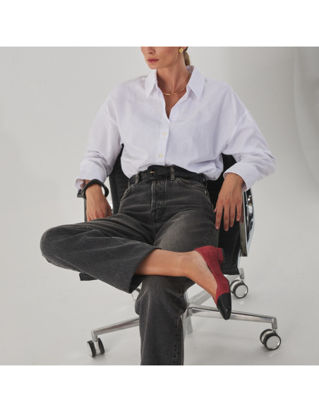 Sapato feminino com ponta quadrada de couro em rosa camurça e bico preto, modelo sentada na cadeira com perna cruzada - MONPIEL Sapato feminino com ponta quadrada de couro em rosa camurça e bico preto, modelo sentada na cadeira com perna cruzada - MONPIEL