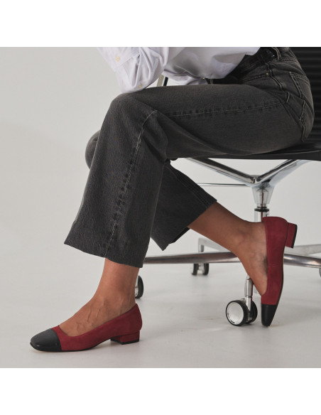 Zapato de mujer punta cuadrada de piel en color rosa ante con puntera negra, primer plano pies de perfil - MONPIEL Zapato de mujer punta cuadrada de piel en color rosa ante con puntera negra, primer plano pies de perfil - MONPIEL