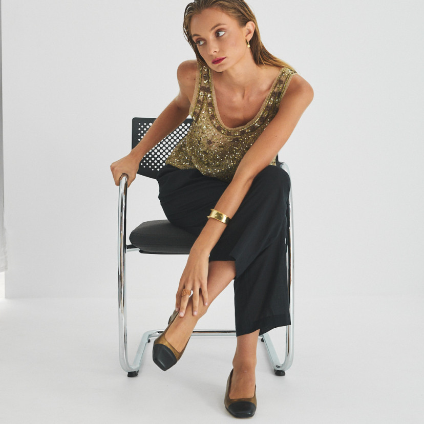 Sapato feminino com ponta quadrada de couro em cor ocre e bico preto, modelo na cadeira plano geral - MONPIEL