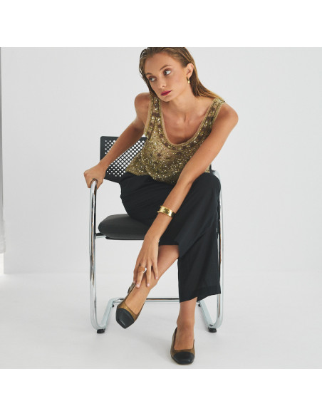 Sapato feminino com ponta quadrada de couro em cor ocre e bico preto, modelo na cadeira plano geral - MONPIEL Sapato feminino com ponta quadrada de couro em cor ocre e bico preto, modelo na cadeira plano geral - MONPIEL