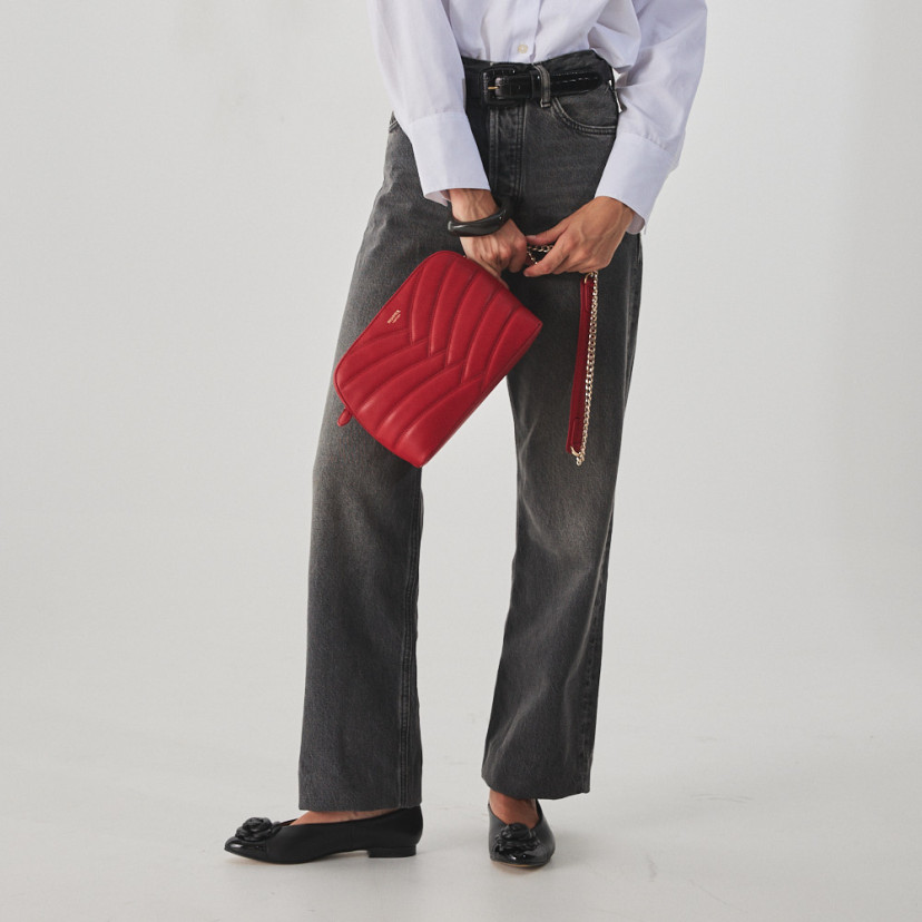 Bolsa acolchoada de couro com corrente dourada na cor vermelha, corrente segurada nas mãos e bolsa inclinada - MONPIEL