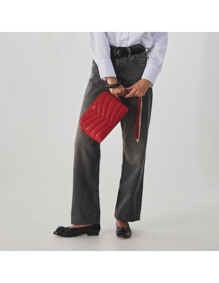 Borsa imbottita in pelle con catena dorata di colore rosso, catena tenuta nelle mani e borsa inclinata - MONPIEL Borsa imbottita in pelle con catena dorata di colore rosso, catena tenuta nelle mani e borsa inclinata - MONPIEL