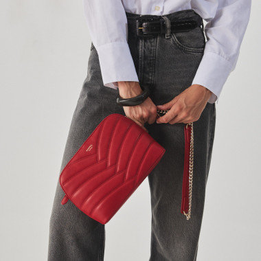 Borsa imbottita in pelle color cuoio con catena dorata, accanto a saponette - MONPIEL 2