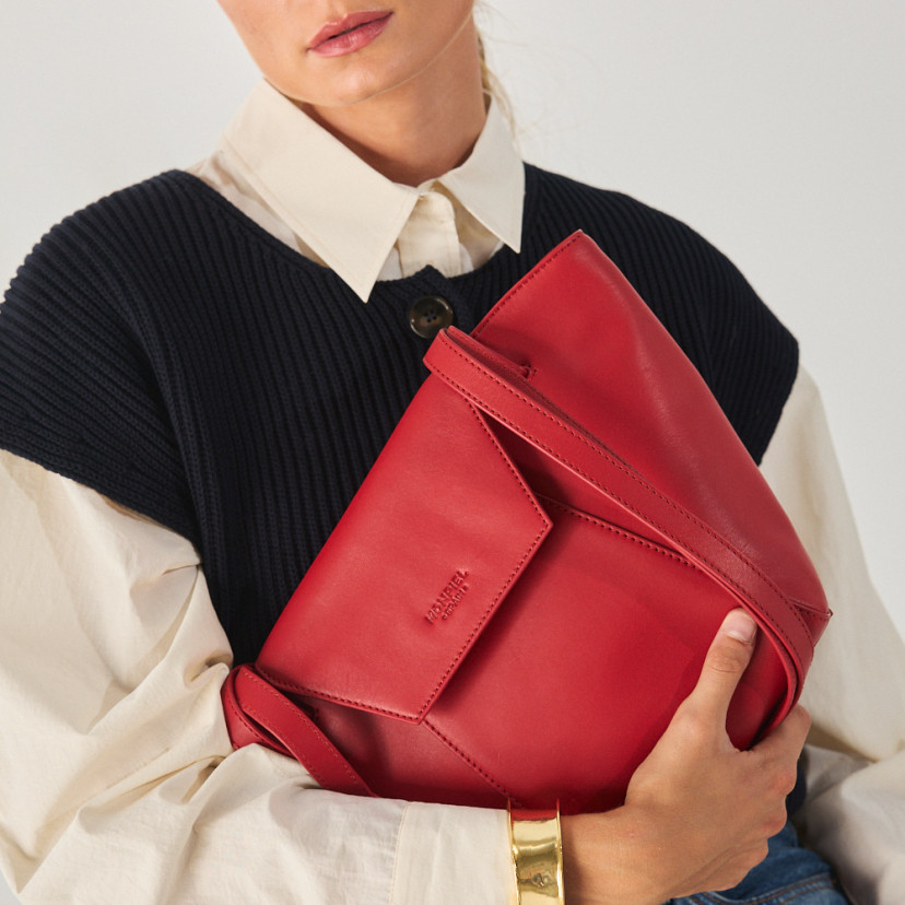 Bolsa de couro feminina tote bag Paris na cor vermelha, segurada com a mão, close-up - MONPIEL