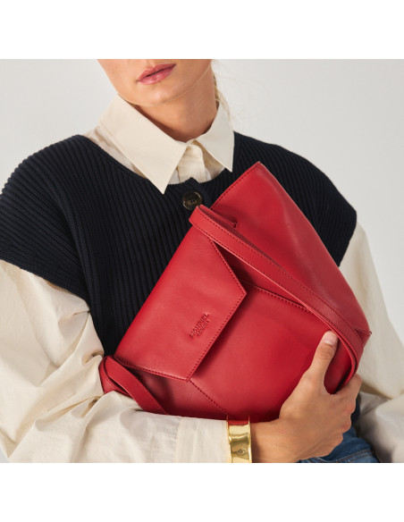 Leather tote bag for women Paris in red, held by the hand, close-up - MONPIEL Leather tote bag for women Paris in red, held by the hand, close-up - MONPIEL