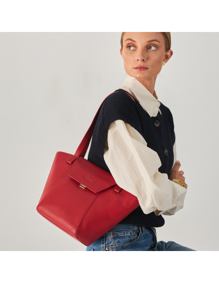 Leather tote bag for women Paris in red, hanging on the shoulder, medium shot - MONPIEL Leather tote bag for women Paris in red, hanging on the shoulder, medium shot - MONPIEL