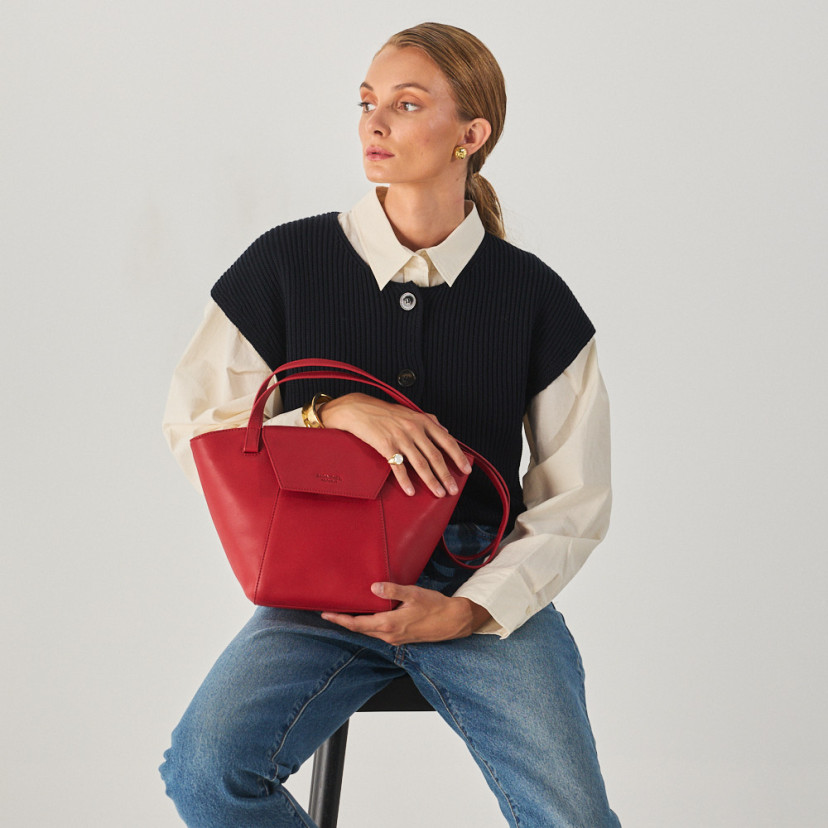 Bolsa de couro feminina tote bag Paris na cor vermelha, vista frontal apoiada na perna, modelo plano médio - MONPIEL