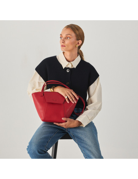 Leather tote bag for women Paris in red, front view resting on the leg, model medium shot - MONPIEL Leather tote bag for women Paris in red, front view resting on the leg, model medium shot - MONPIEL