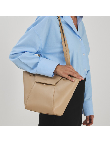 Bolsa de couro feminina tote bag Paris na cor bege, pendurada no ombro com o braço apoiado - MONPIEL Bolsa de couro feminina tote bag Paris na cor bege, pendurada no ombro com o braço apoiado - MONPIEL