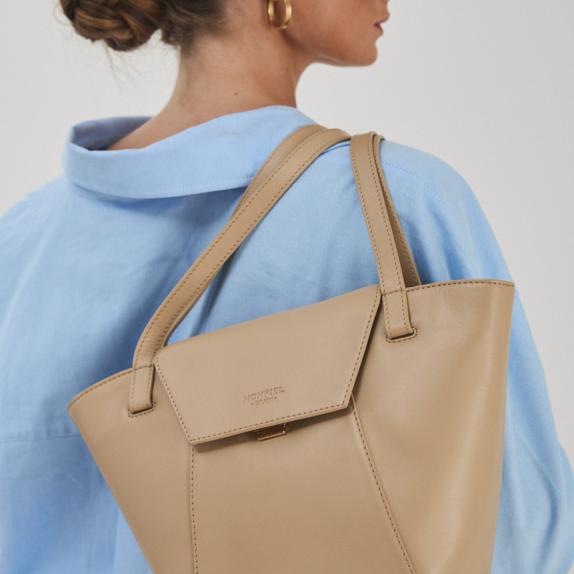 Bolsa de couro feminina tote bag Paris na cor bege, pendurada nas costas, close-up - MONPIEL