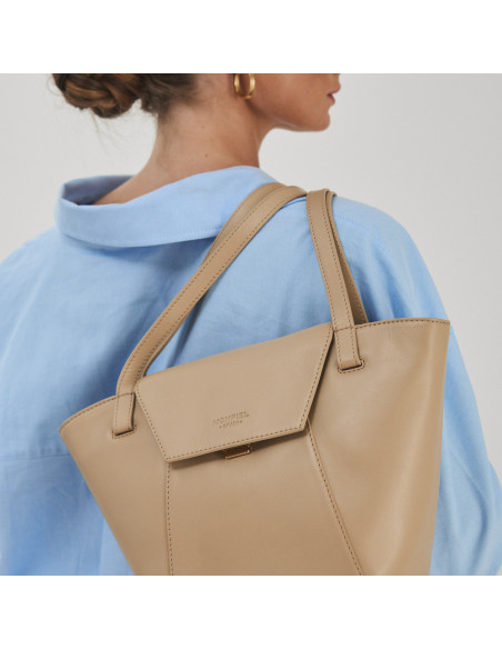 Bolsa de couro feminina tote bag Paris na cor bege, pendurada nas costas, close-up - MONPIEL Bolsa de couro feminina tote bag Paris na cor bege, pendurada nas costas, close-up - MONPIEL