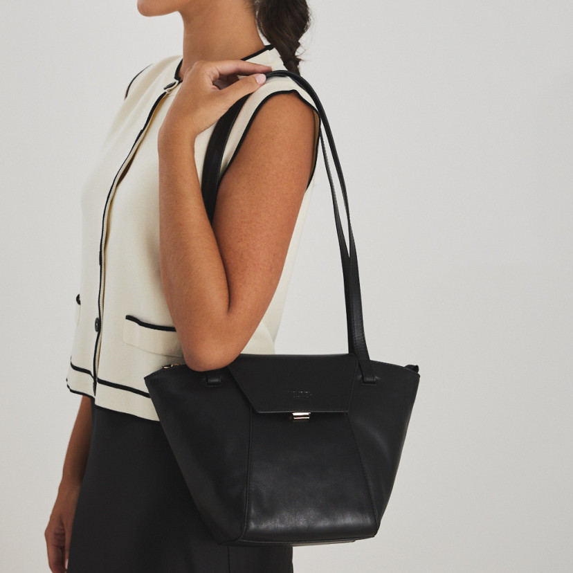 Bolsa de couro feminina tote bag Paris na cor preta, vista frontal, pendurada no ombro - MONPIEL