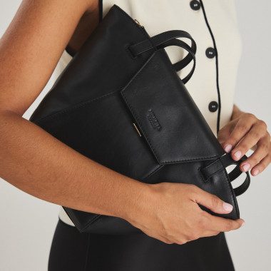 Tote bag en cuir beige Paris pour femme suspendu à l’épaule avec vue de face - MONPIEL 2