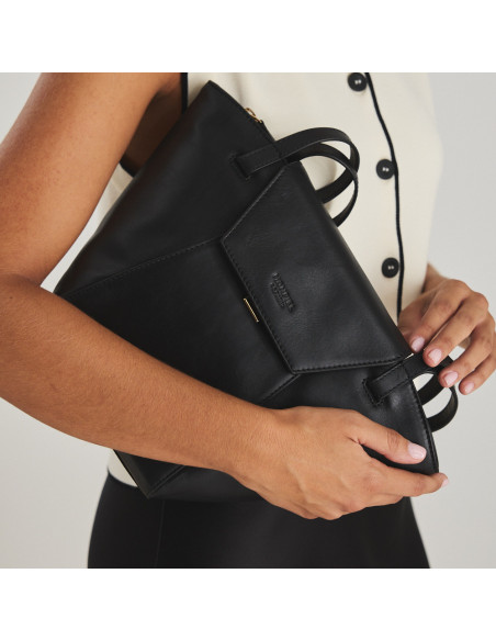 Sac en cuir pour femme tote bag Paris en noir, incliné et tenu par le bras, gros plan - MONPIEL Sac en cuir pour femme tote bag Paris en noir, incliné et tenu par le bras, gros plan - MONPIEL