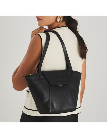 Sac en cuir pour femme tote bag Paris en noir, suspendu sur le dos, gros plan - MONPIEL Sac en cuir pour femme tote bag Paris en noir, suspendu sur le dos, gros plan - MONPIEL