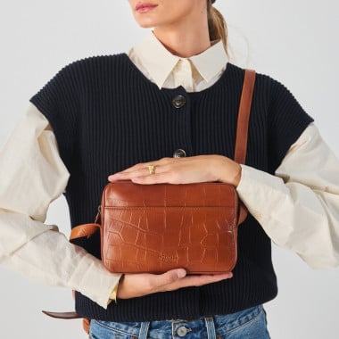 Coco leather crossbody bag in black, with crossbody handle, front view and detail of ballerinas - MONPIEL 2