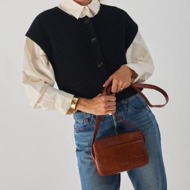 Coco leather crossbody bag in black, with crossbody handle, front view and detail of ballerinas - MONPIEL 2