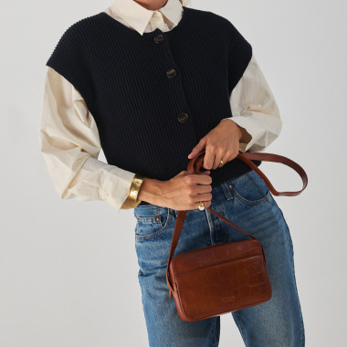 Krokodilleder Umhängetasche in braun, mit Umhängegriff in den Händen gehalten, Frontansicht - MONPIEL 2