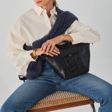 Bolso de piel mujer tote bag paris coco en color marrón con vista frontal, plano general, apoyado en rodilla - MONPIEL 2