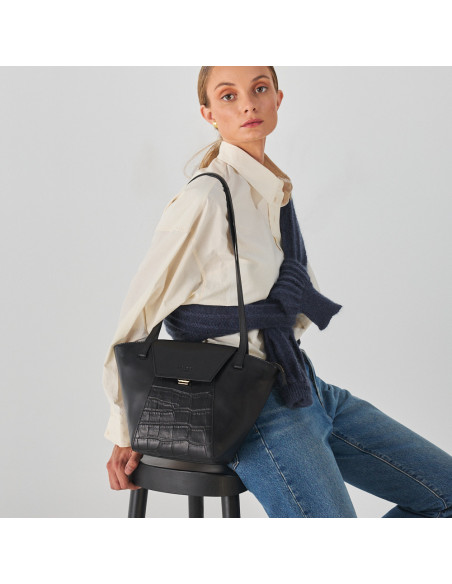 Sac en cuir pour femme tote bag Paris en noir avec motif croco, suspendu à l'épaule, plan moyen - MONPIEL