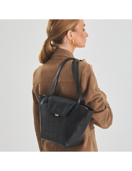 Sac en cuir pour femme tote bag Paris en noir avec motif croco, suspendu sur le dos, gros plan - MONPIEL