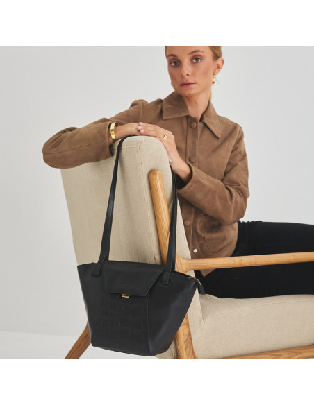 Damen Ledertasche Tote Bag Paris in Schwarz mit Krokodilmuster, Perspektivansicht, über dem Sessel hängend - MONPIEL