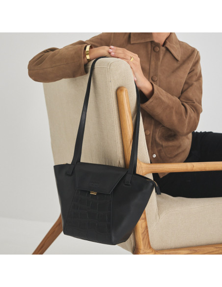 Bolso de piel mujer tote bag paris coco en color negro con vista en perspectiva colgado en la butaca - MONPIEL