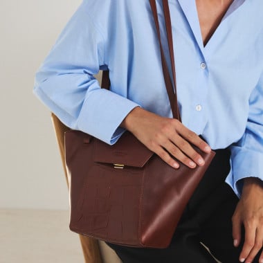 Bolso de piel mujer tote bag paris coco en color marrón con vista frontal, plano general, apoyado en rodilla - MONPIEL 2