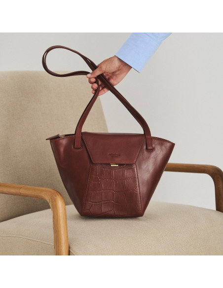 Bolsa de couro feminina tote bag Paris croco na cor marrom, vista frontal, sobre a poltrona - MONPIEL