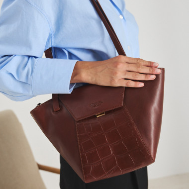 Leather tote bag for women Paris in brown crocodile pattern, hanging on the shoulder, perspective view - MONPIEL 2