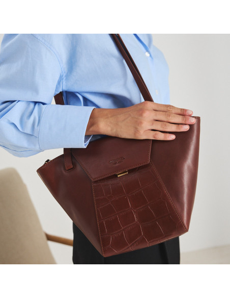 Borsa in pelle donna tote bag Paris in marrone con motivo cocco, vista frontale, appesa alla spalla con mano appoggiat - MONPIEL