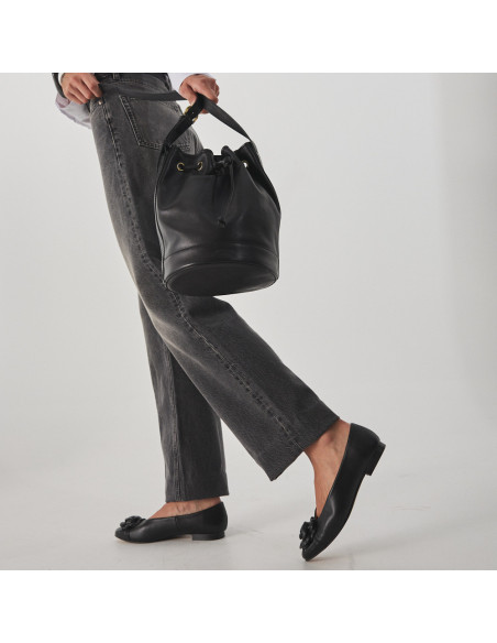 Ameliè patent leather ballerina with flower toe in black, walking with leather handbag in hand - MONPIEL