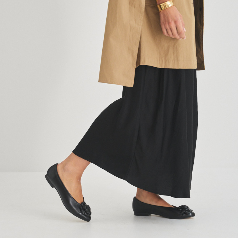 Ameliè patent leather ballerina with flower toe in black, side view, walking, mid shot - MONPIEL